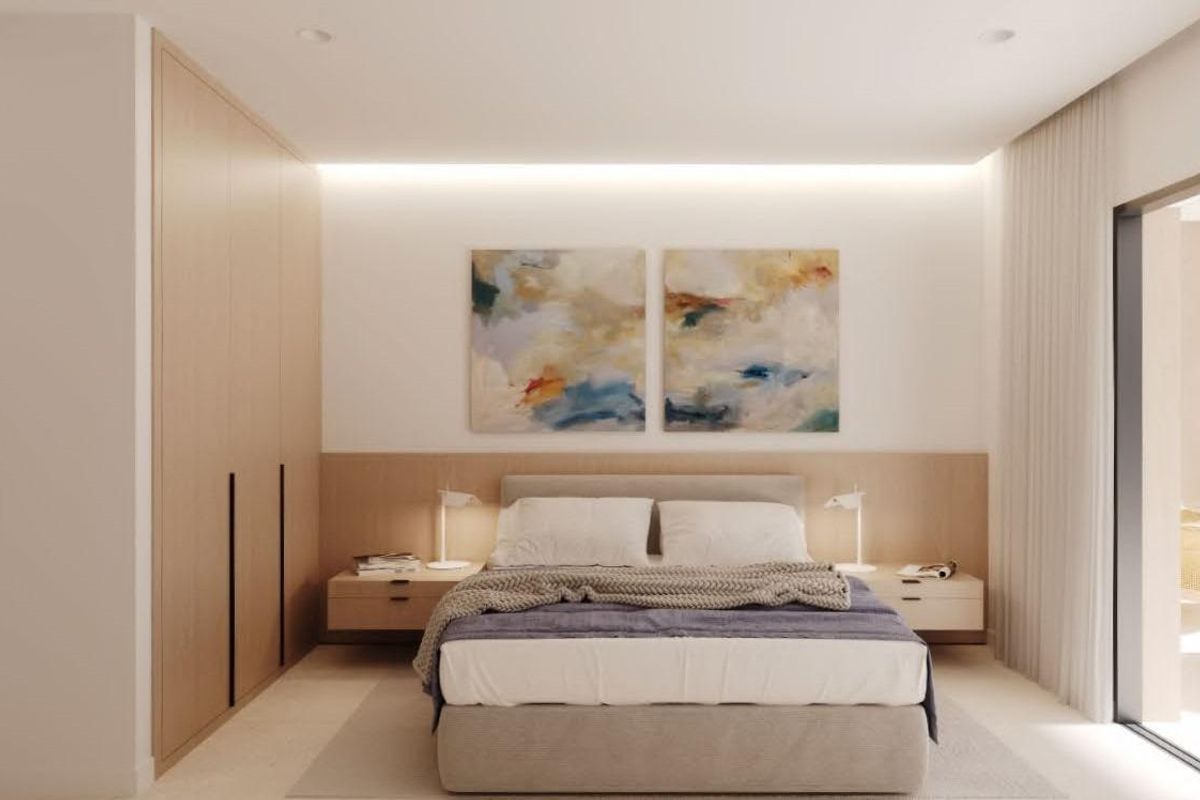 Gezellige slaapkamer met een comfortabel bed en moderne kunstwerken, die de charme van de penthouse in San Pedro verbeteren.