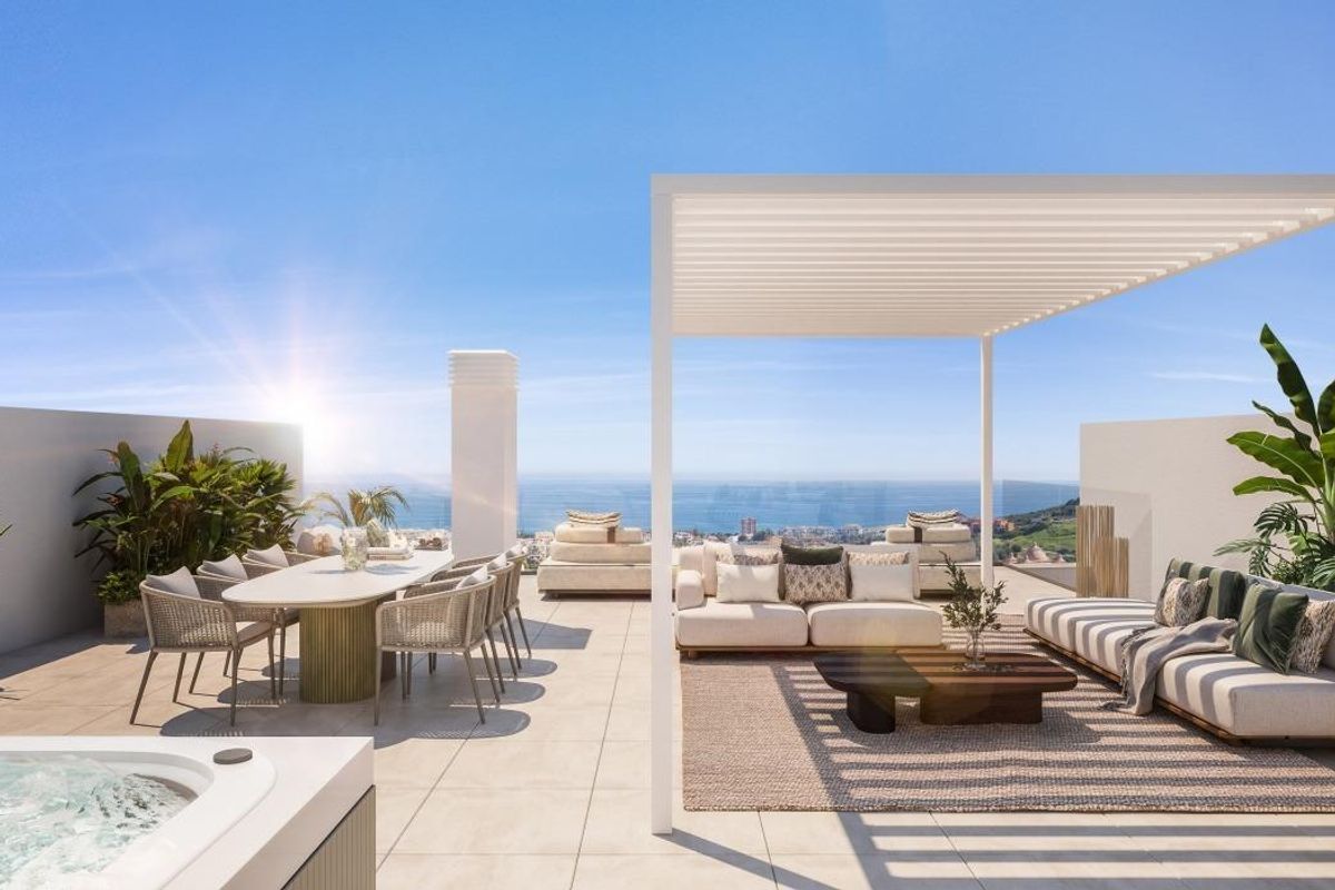 Luxueus dakterras in Manilva met een hot tub, eetruimte en loungeruimte met uitzicht op de kust.