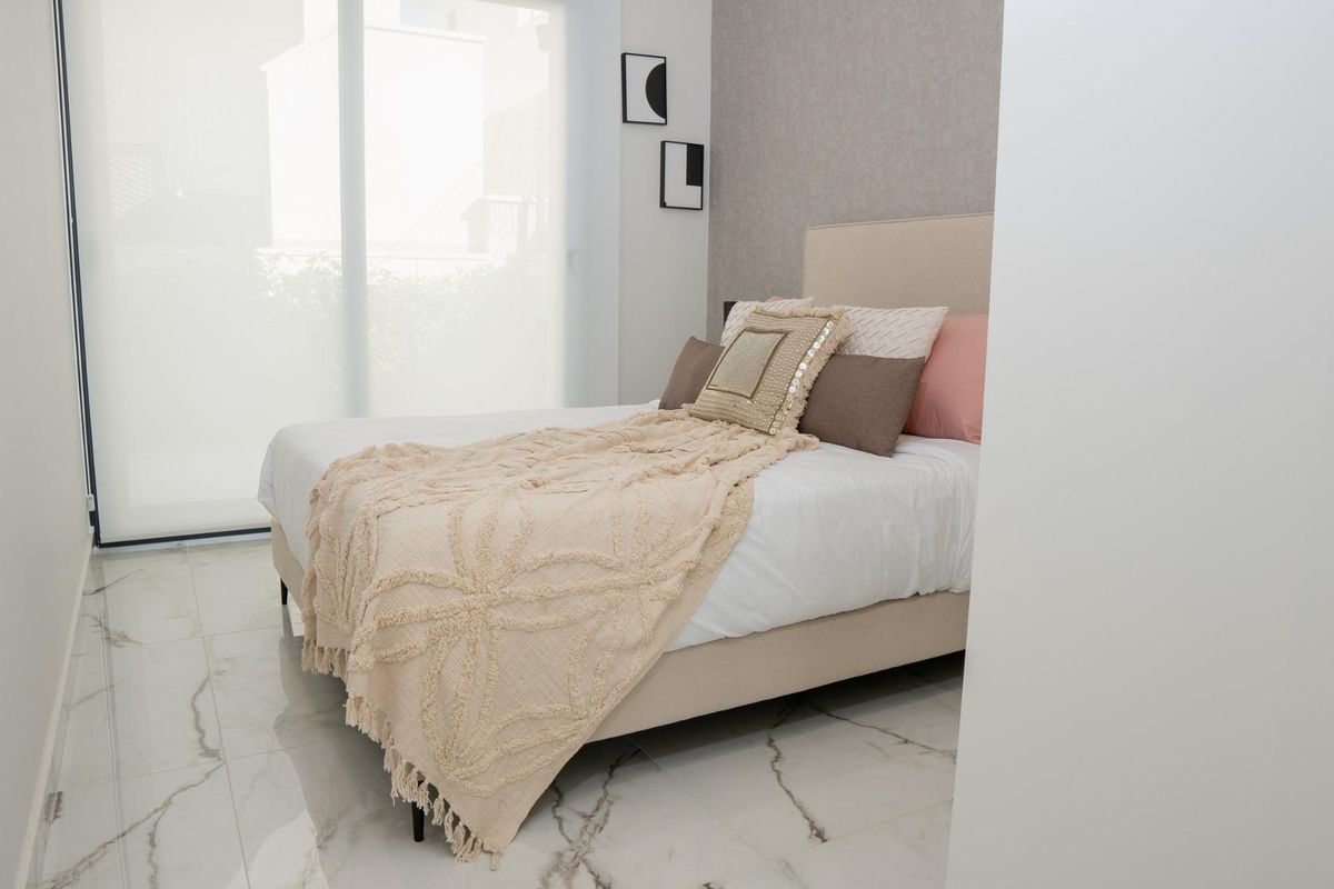 Uitnodigende slaapkamer met moderne meubels in een 3-slaapkamer villa, Ciudad Quesada, Costa Blanca Zuid.