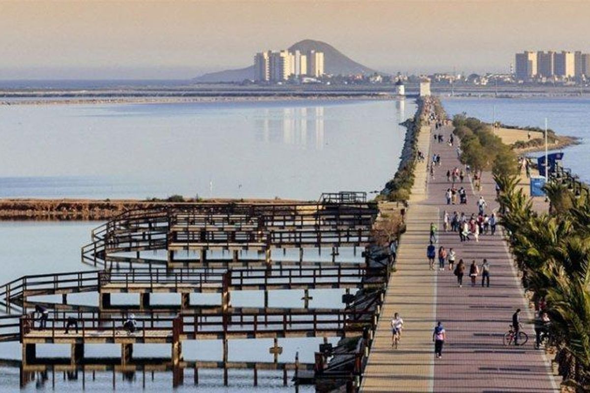 Mooie promenade in San Pedro del Pinatar, ideaal voor wandelingen en leidt naar prachtige waterzicht.