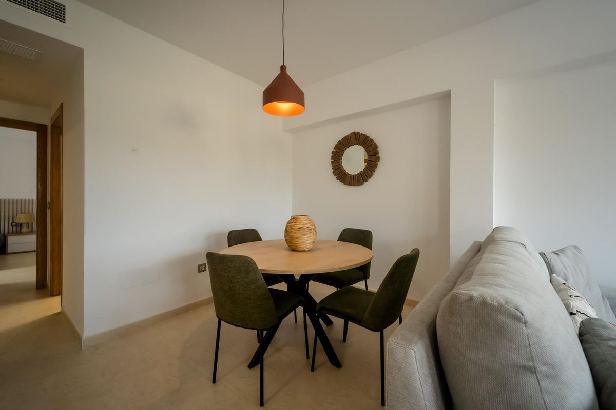 Moderne eetruimte met een ronde tafel en vier stoelen in de penthouse, Cuevas Del Almanzora, Costa de Almeria.