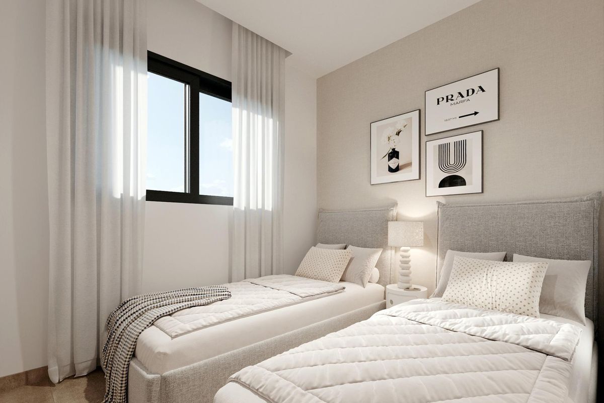 Gezellige slaapkamer met twee bedden en natuurlijk licht, gelegen in het 2-slaapkamer appartement in Torre Pacheco.