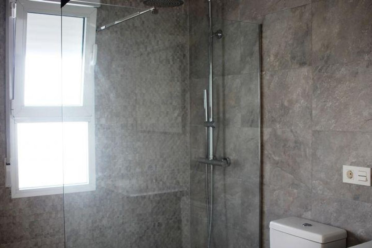 Moderne douche in de stijlvolle badkamer van een villa met 3 slaapkamers in La Romana, Costa Blanca Zuid, Spanje.