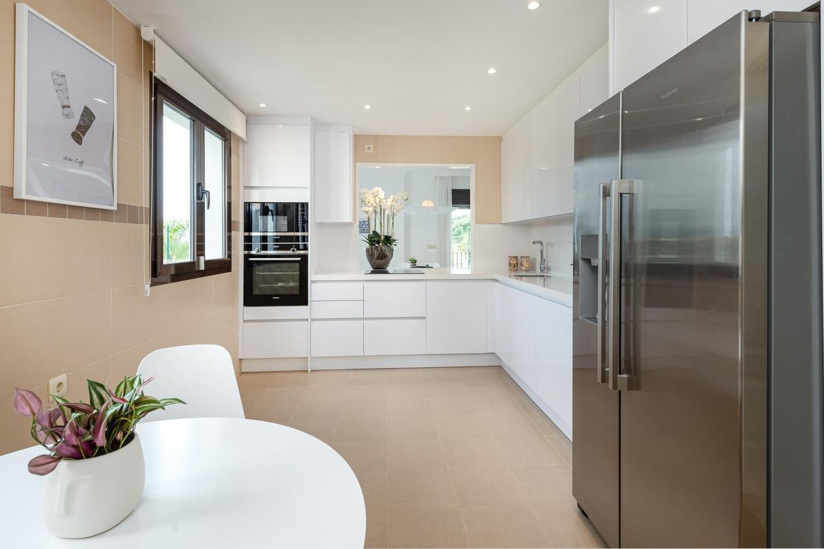 Moderne keuken met RVS apparaten en elegante decoratie, gelegen in een villa in Estepona.