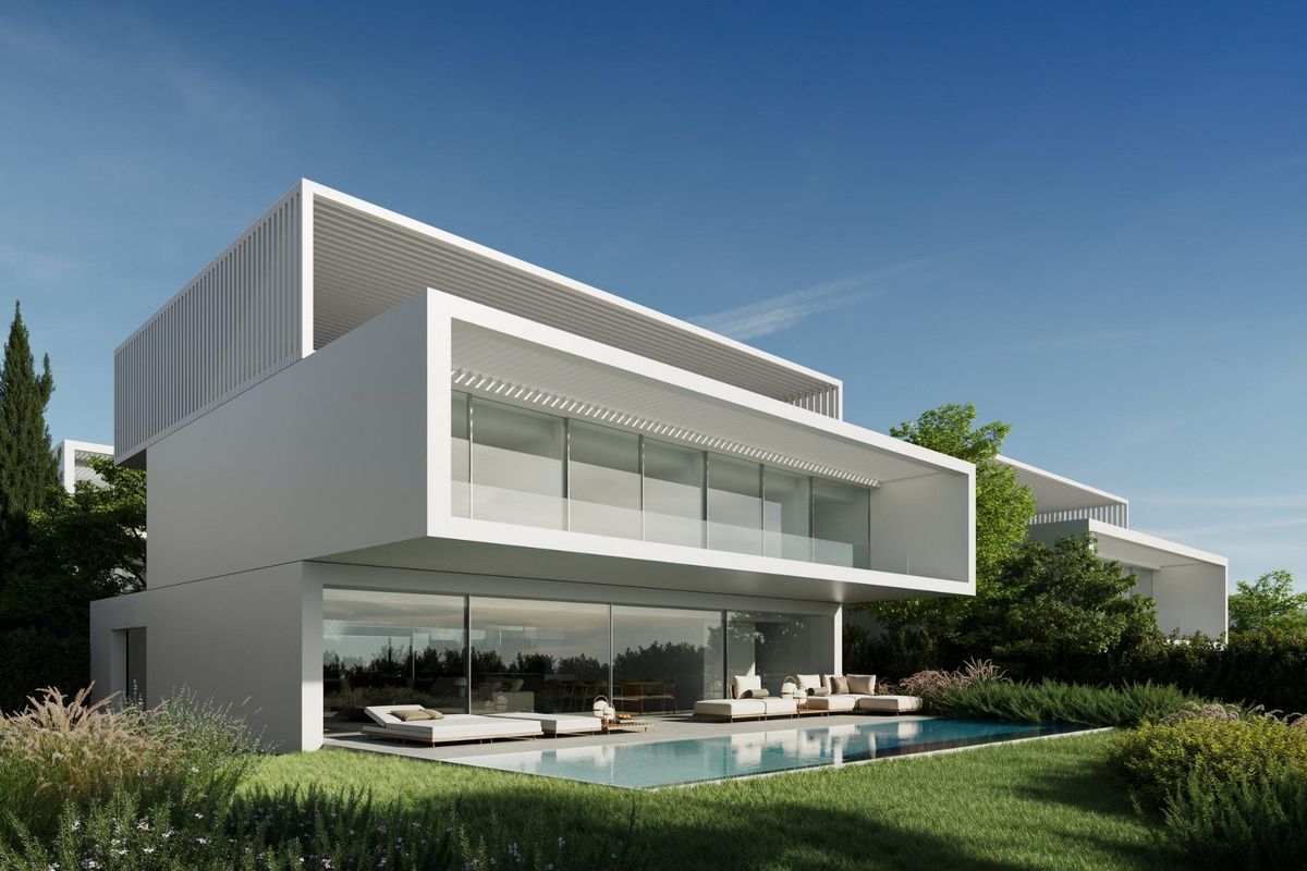 Adembenemend villa-exterieur met moderne architectuur en aangelegde tuin in Estepona, Costa del Sol.