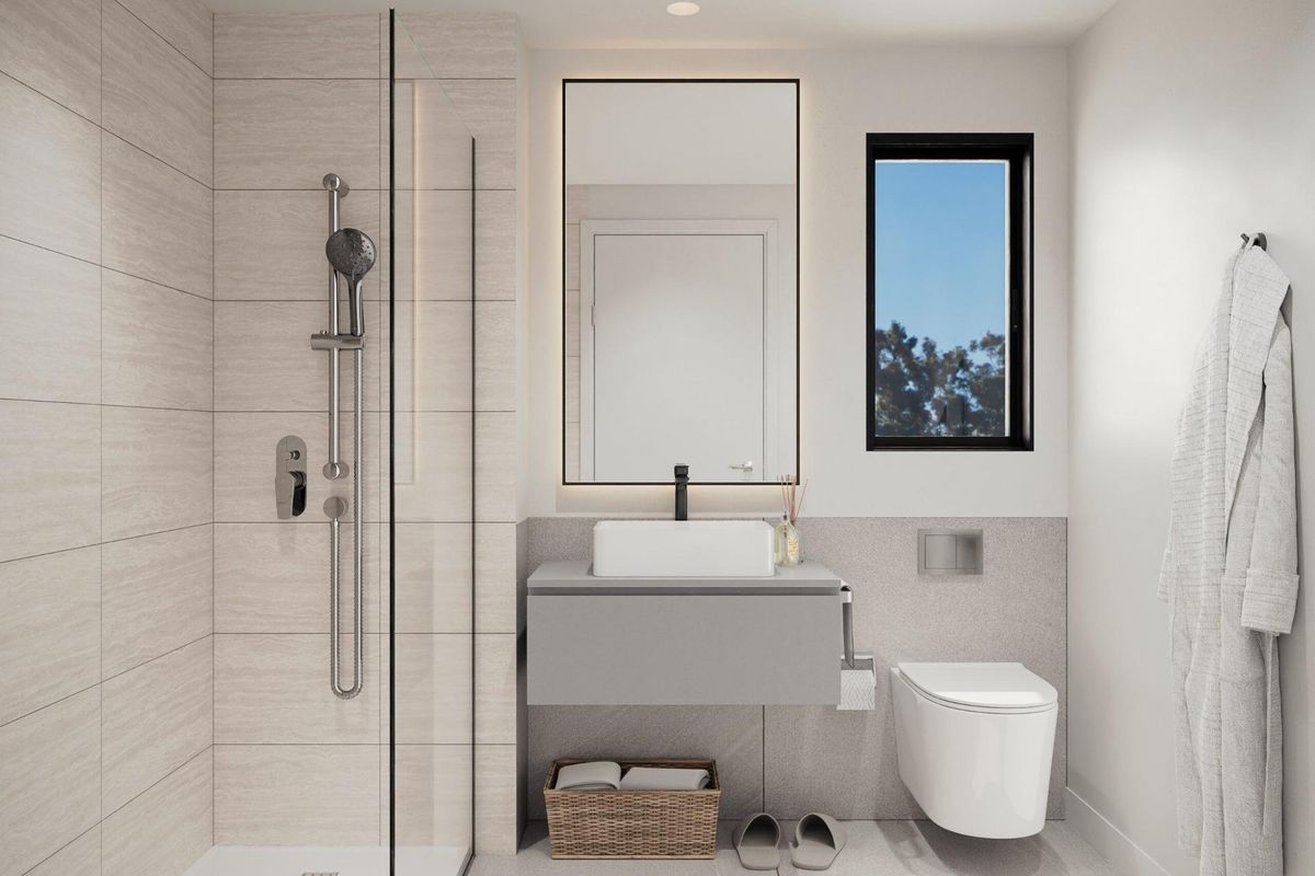 Eigentijds badkamer met strakke inrichting en natuurlijk licht in een penthouse in Marbella.