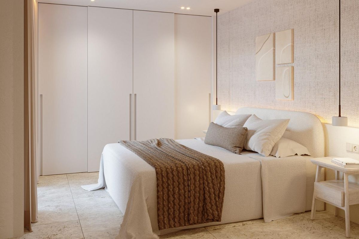 Gezellige slaapkamer met een elegante uitstraling en zachte verlichting in een gelijkvloers appartement in Mojacar.