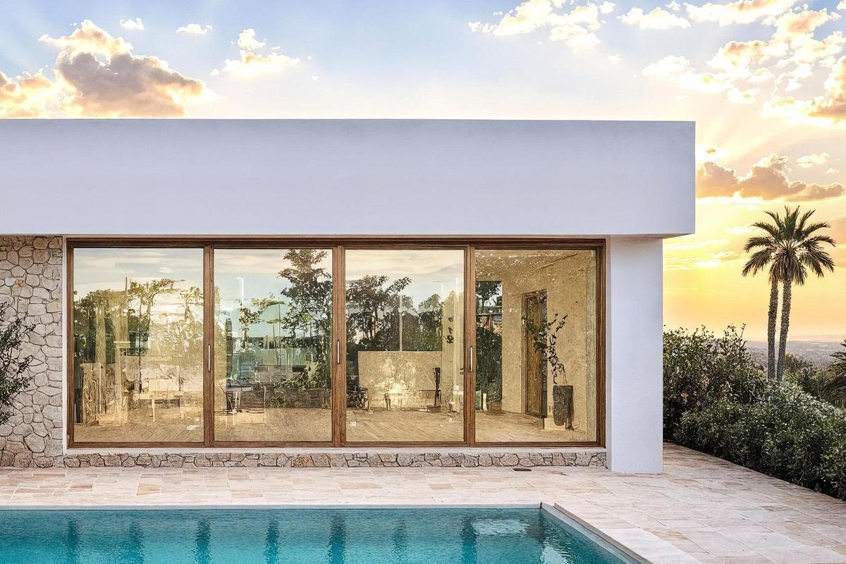 Ruime woonkamer met veel lichtinval