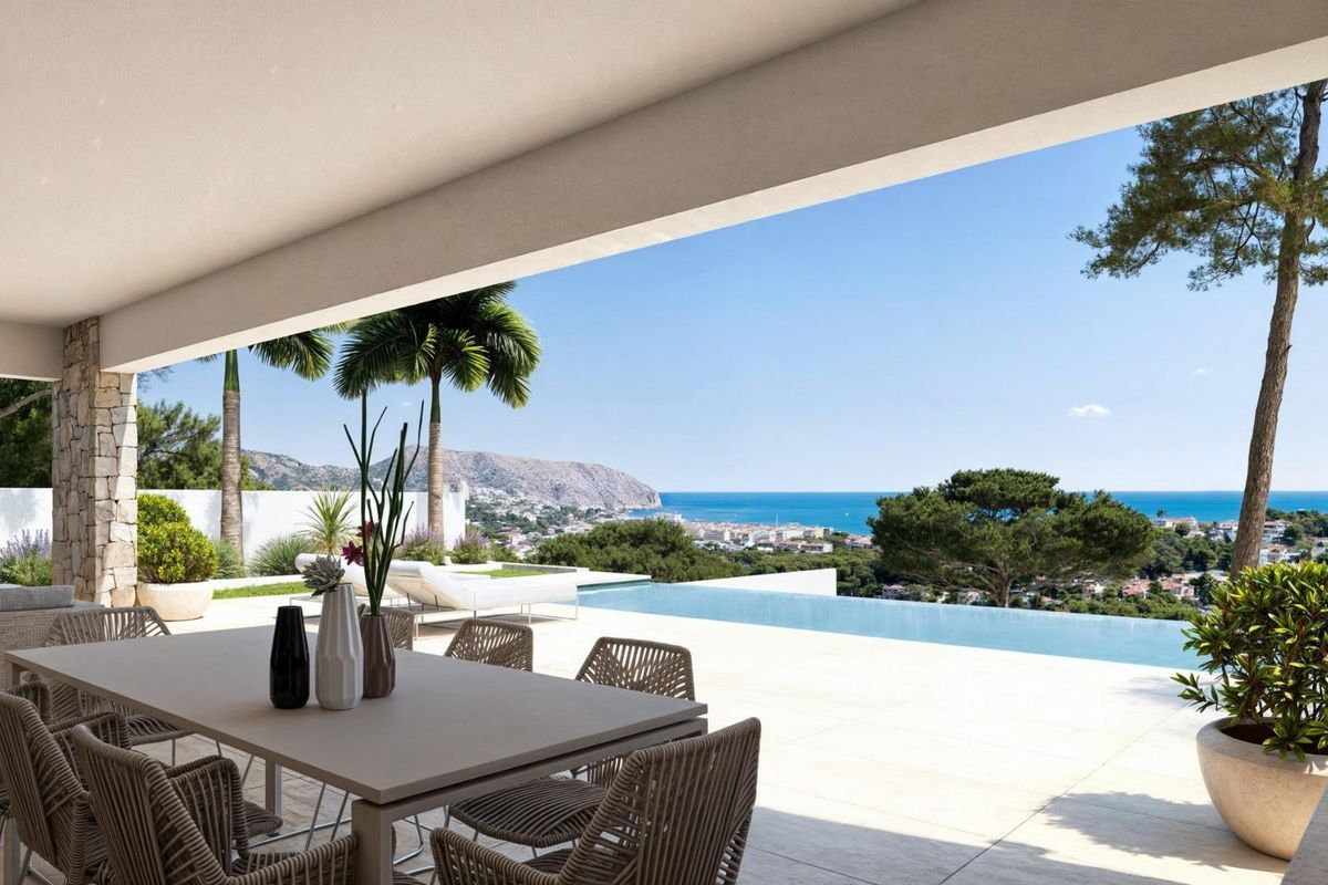 Overdekte terrace met eetruimte met uitzicht op de zee en heuvels, deel van een villa in Moraira.
