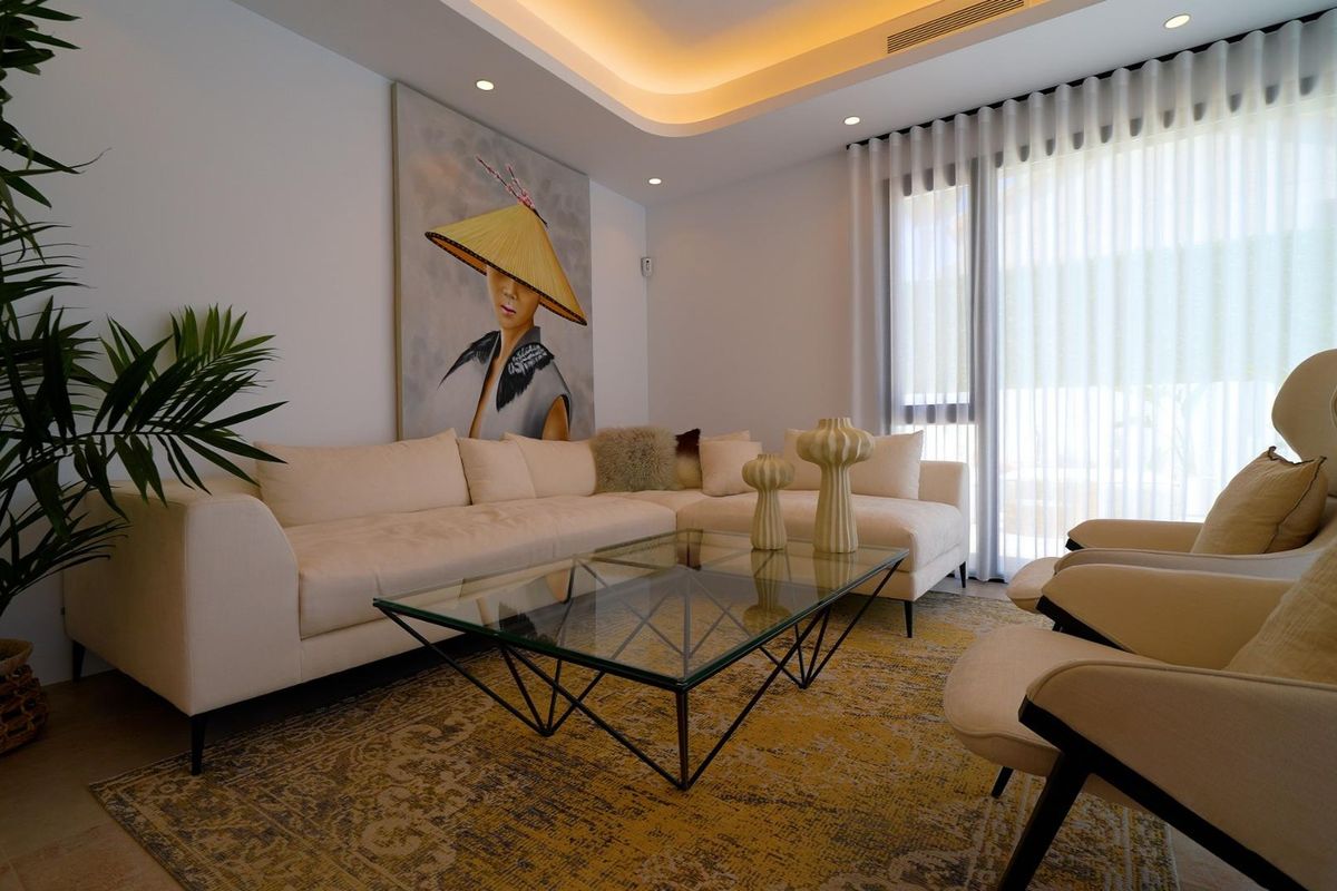 Moderne woonkamer met een luxe bank in een 3-slaapkamer villa in Orihuela Costa, Costa Blanca Zuid, Spanje.