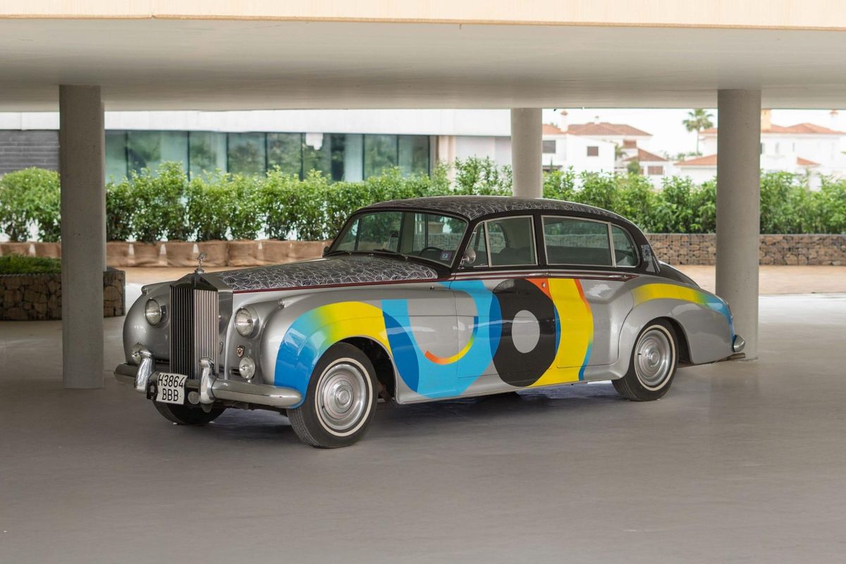 Artistieke vintage auto geparkeerd in het ingangsgedeelte van het moderne complex in Fuengirola, Costa del Sol.