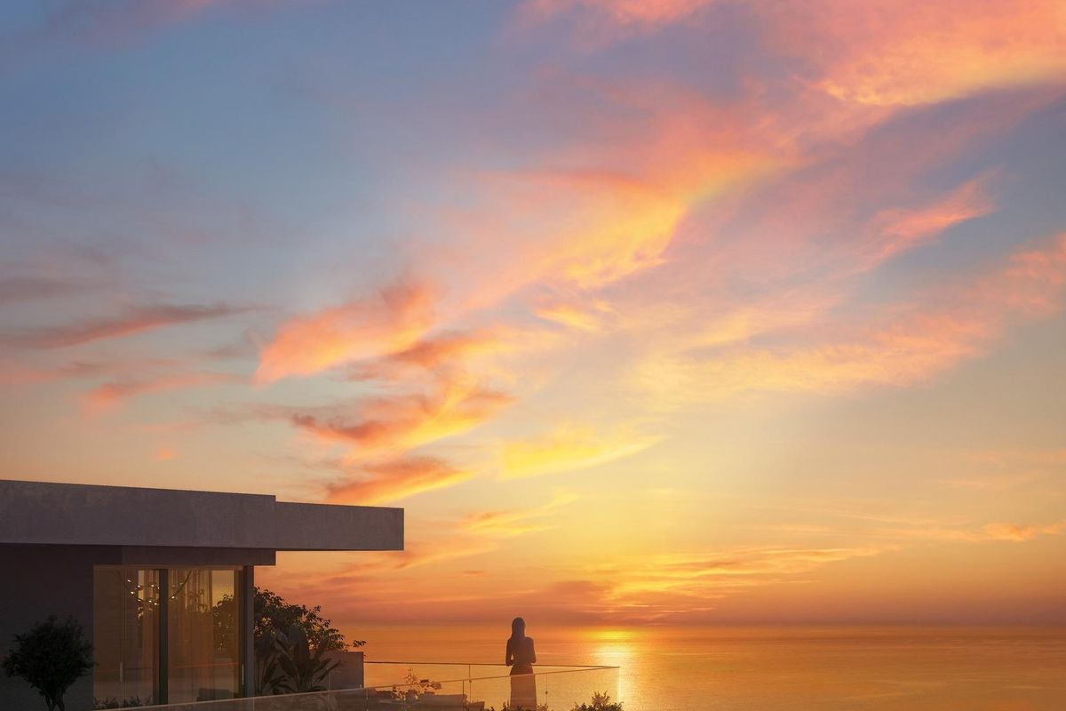 Geweldig uitzicht op de zonsondergang vanaf het terras van het penthouse in Mijas, met mooie kleuren die zich over de zee reflecteren.