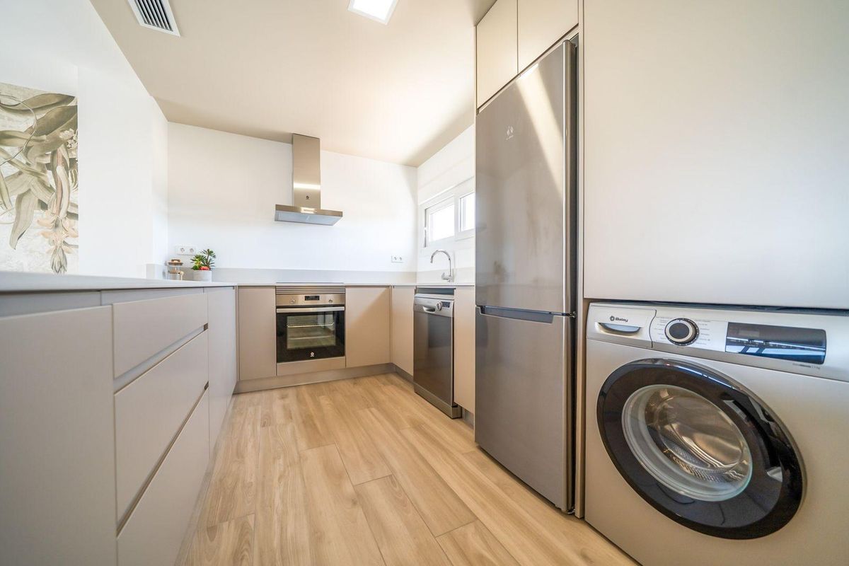 Moderne keuken met apparaten in een 2-slaapkamer appartement op de begane grond in Orihuela, perfect voor koken en entertainen.