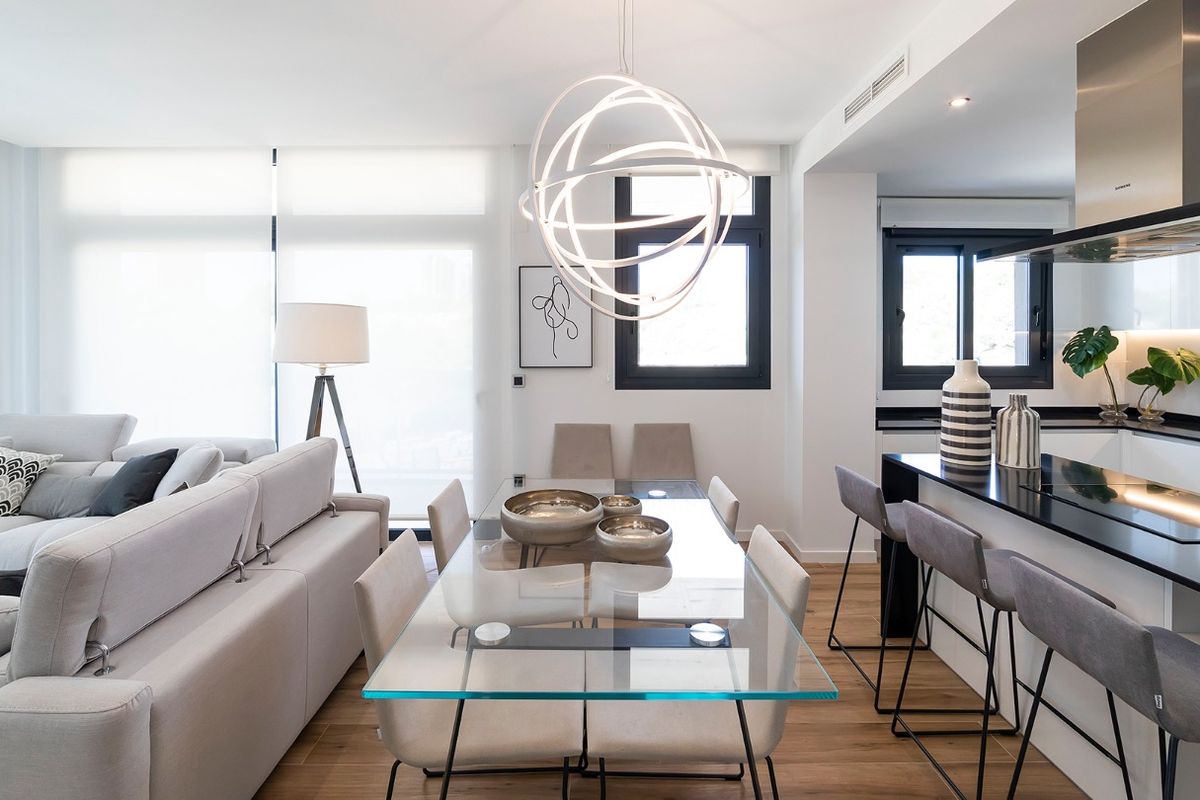 Eetkamer en open keuken in een 2-slaapkamer appartement in Benidorm, met eigentijds ontwerp.
