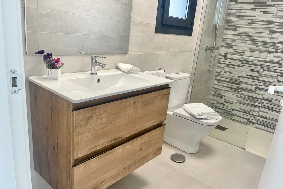 Chique badkamer met moderne afwerkingen in een 3-slaapkamer appartement gelegen in Torre Pacheco.