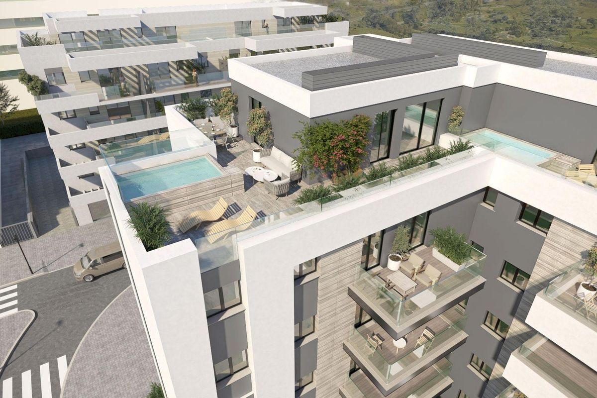 Luchtfoto van een stijlvol appartementcomplex in Mijas, Costa del Sol, met privéterrassen en zwembaden.