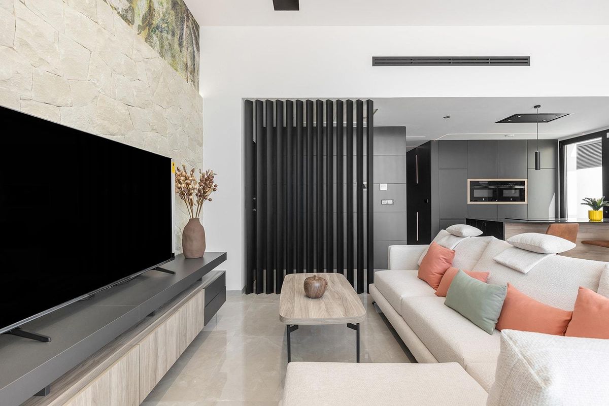 Elegante woonkamerinrichting in een moderne villa, verfraaid met smaakvolle decoraties en een functionele indeling.