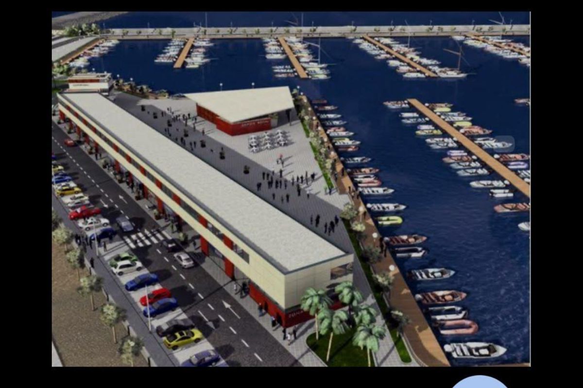 Luchtfoto van een jachthavenontwikkeling in Torrevieja, met het levendige waterfront en de dokken.