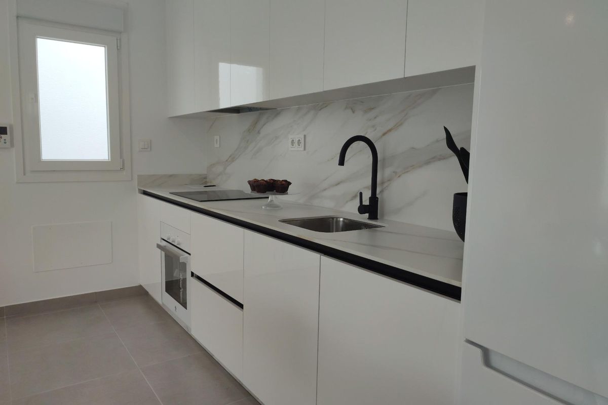 Strakke en moderne keuken met minimalistisch ontwerp in een townhouse in Torre Pacheco, Costa Calida, Spanje.