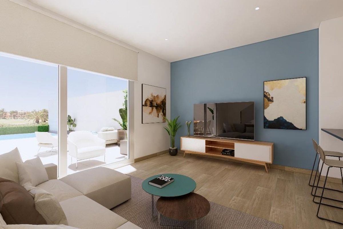 Heldere woonkamer van een 3-slaapkamer townhouse met toegang tot buitenzitplaatsen in Los Alcazares, Costa Calida.