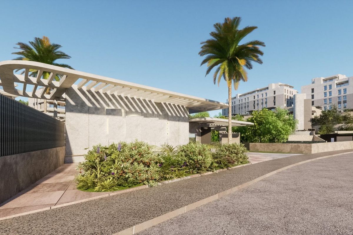 Moderne ingang van een 1-slaapkamer appartement op de begane grond in Mijas, Costa del Sol, omringd door weelderige beplanting.