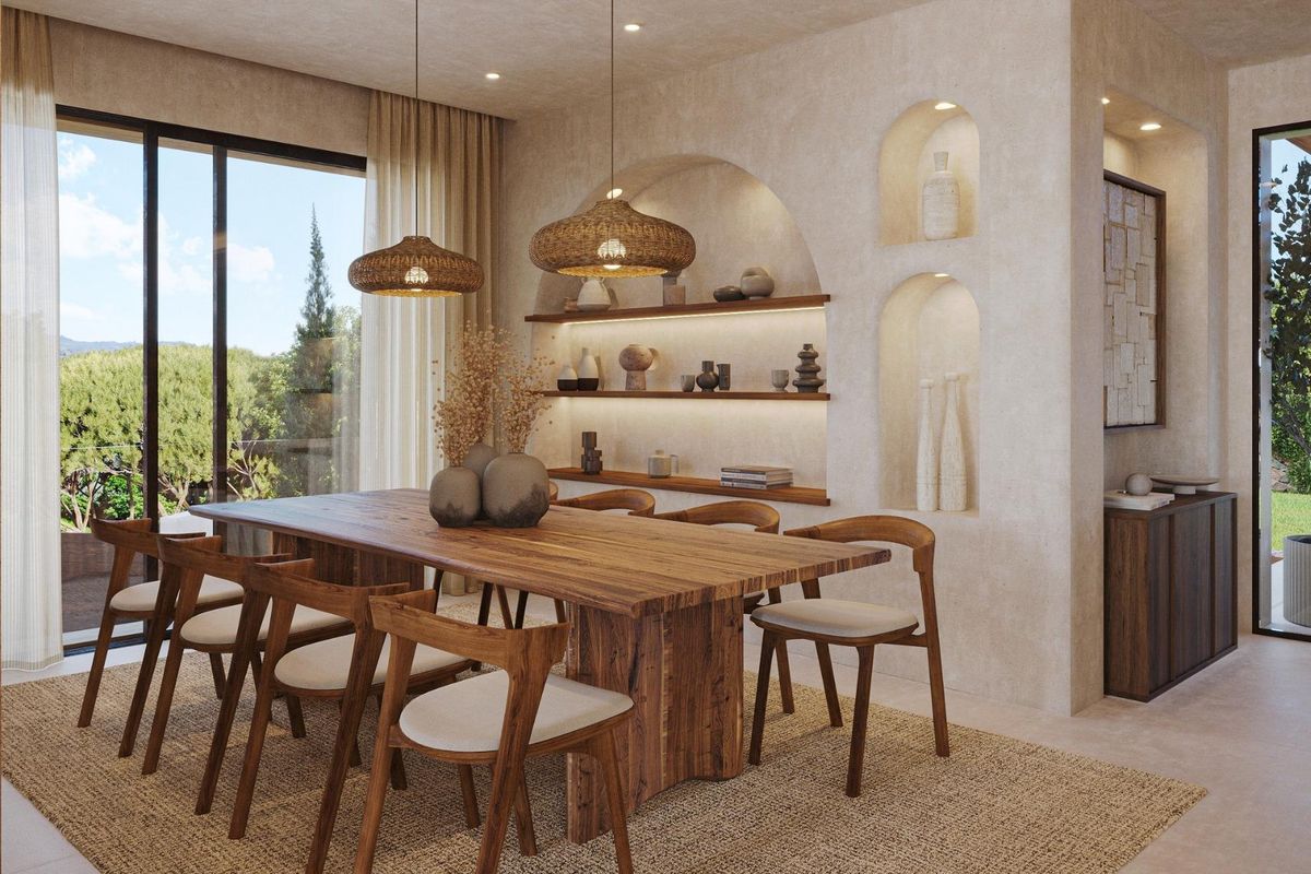 Eetruimte in een 3-slaapkamer villa in Jávea, met een rustieke tafel en uitzicht op het omliggende groen.