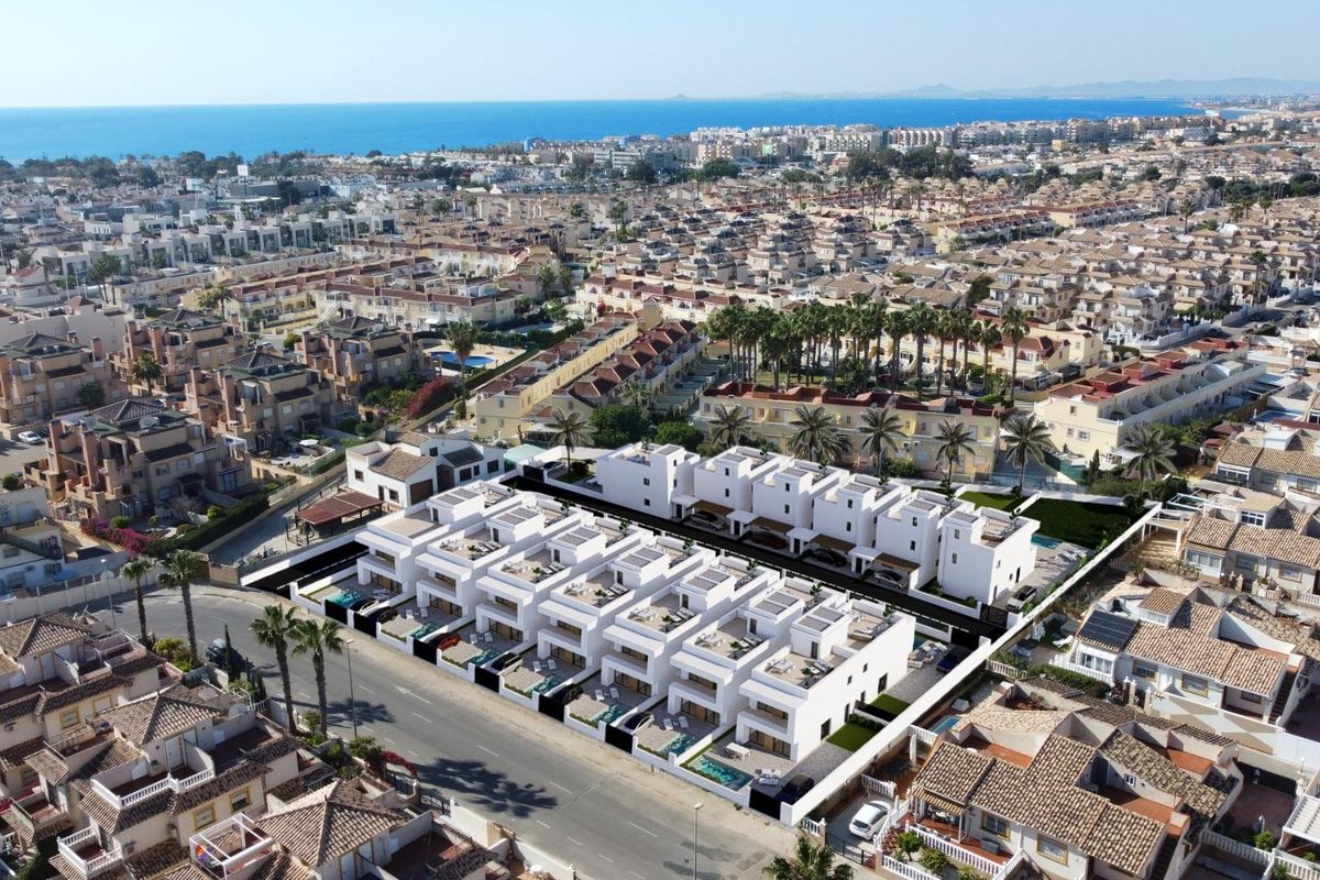Dronefoto van Orihuela Costa met residentiële townhouses nabij de kust met modern ontwerp.