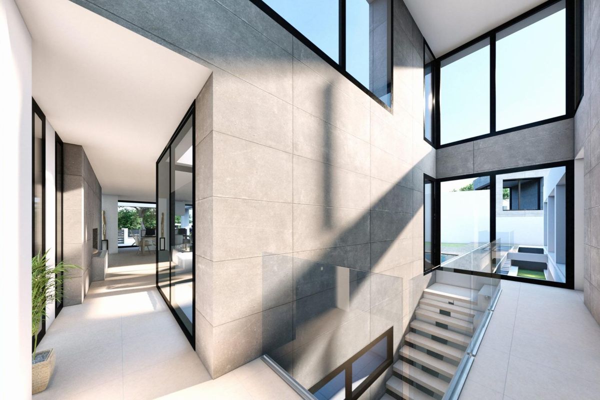 Heldere en luchtige gang in de villa in Mijas, met een strak ontwerp en veel natuurlijk licht.