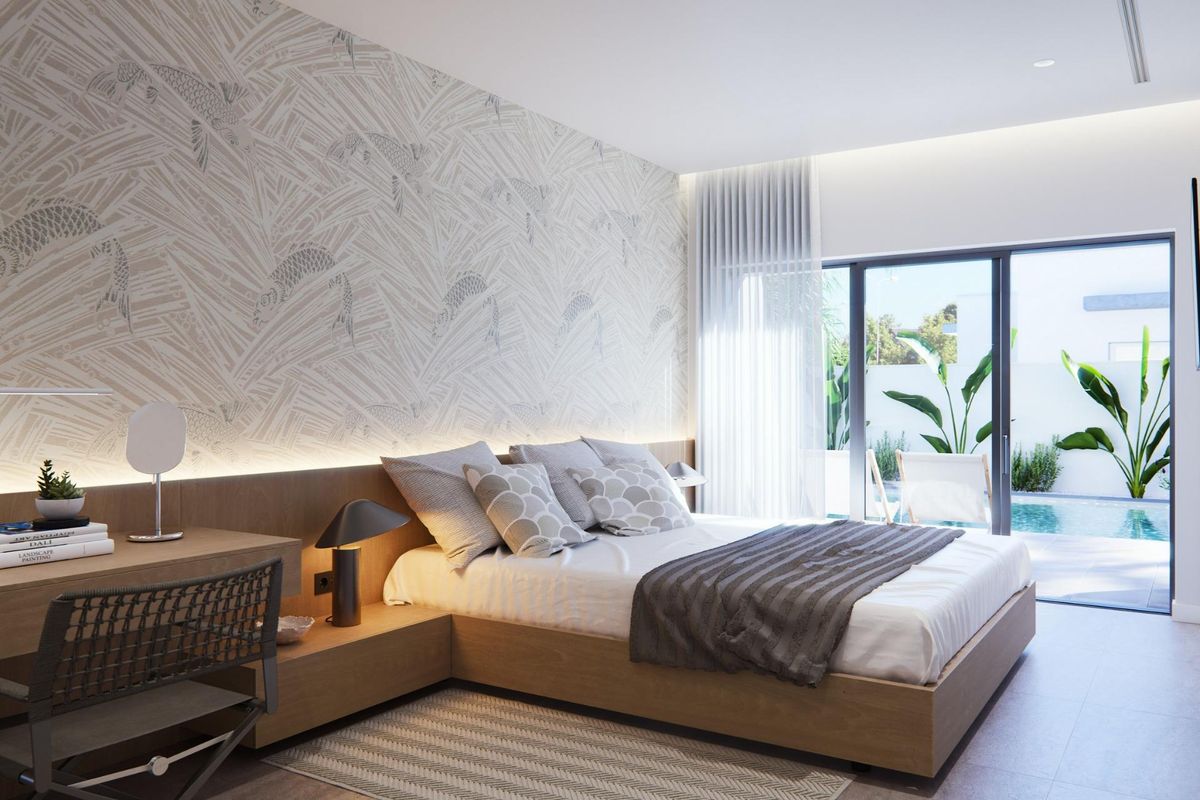 Moderne slaapkamer met zwembadzicht in villa in San Javier, met koi-geïnspireerde wanddecoratie