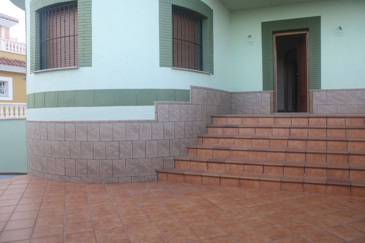 Close-up van de trappen bij de ingang van de villa in Torrevieja, met decoratieve getegelde treden.