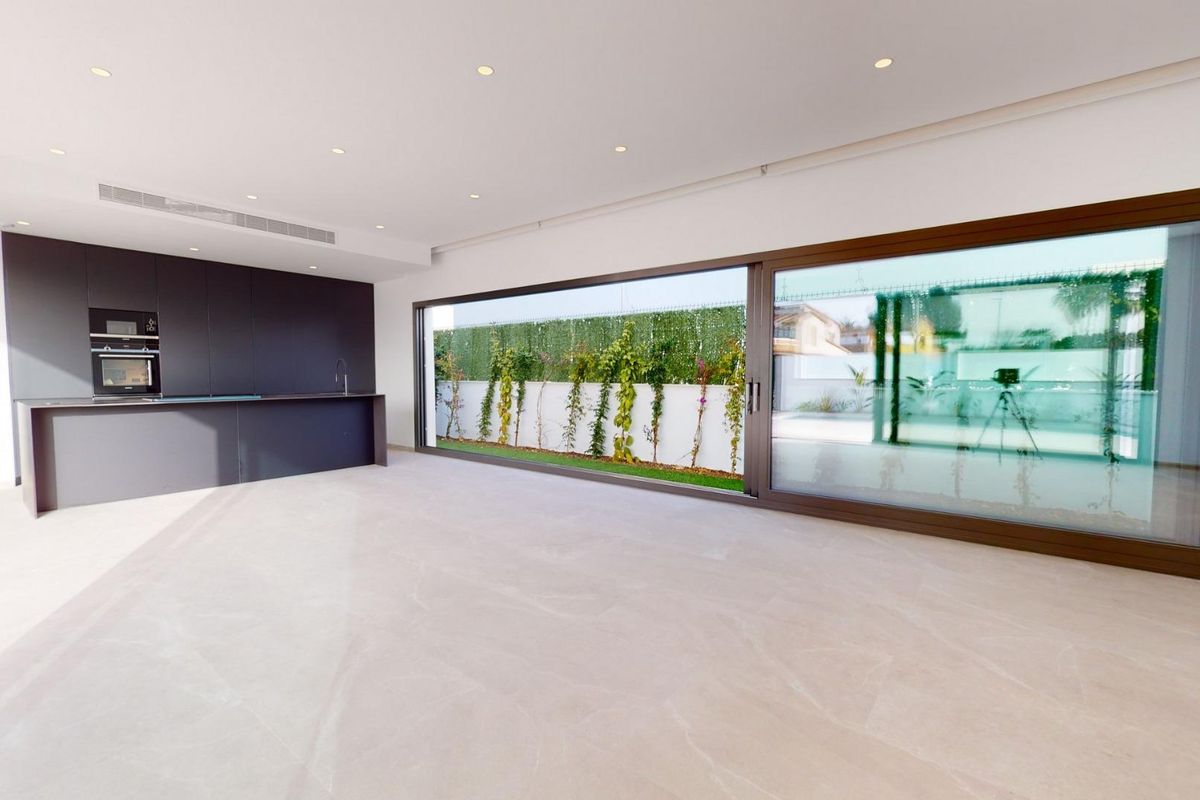 Stijlvol keukenontwerp met moderne apparatuur in het interieur van de villa gelegen in Los Alcazares, Spanje.