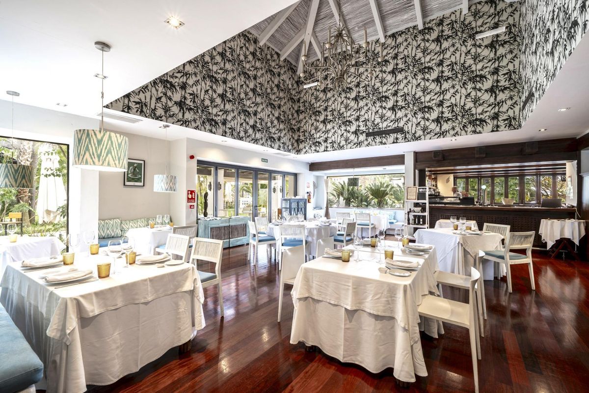 Charmante eetkamer met moderne decoratie in een 5-slaapkamer villa in Estepona, Costa del Sol.