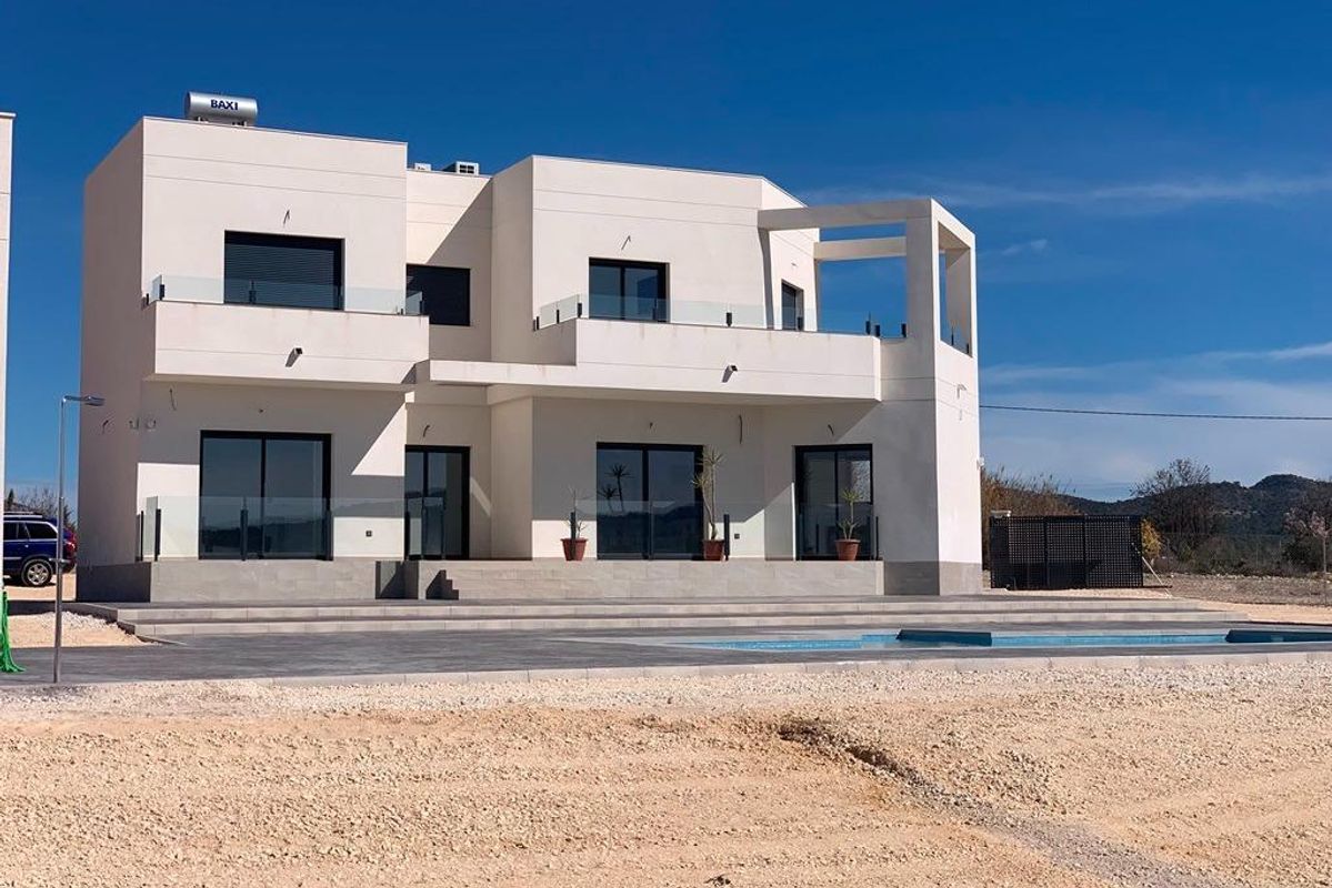 Buitenkant van een moderne 4-slaapkamer villa met zwembad in Pinoso, Costa Blanca Zuid, Spanje.