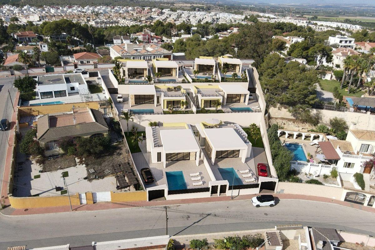 Luchtfoto van meerdere villa's in Torrevieja, Costa Blanca Zuid, met zwembaden en groene ruimtes.