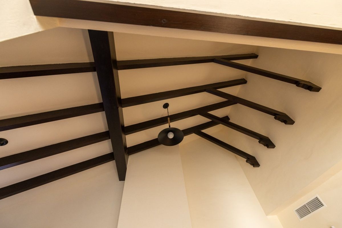 Architectonische plafonddetails met houten balken in de villa gelegen in Fuente Álamo, Costa Calida, Spanje.