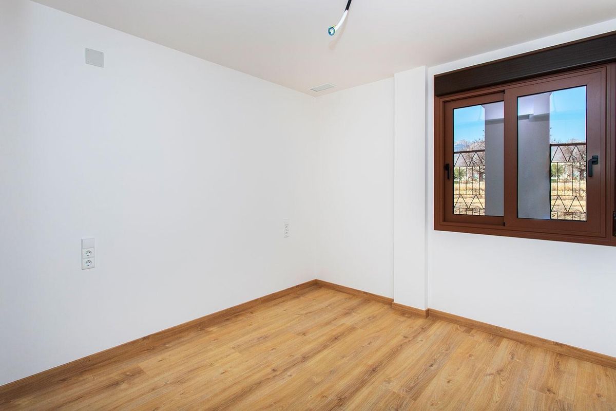 Lege slaapkamer met een raam in een 3-slaapkamerappartement in Hondón de las Nieves, Costa Blanca Zuid.