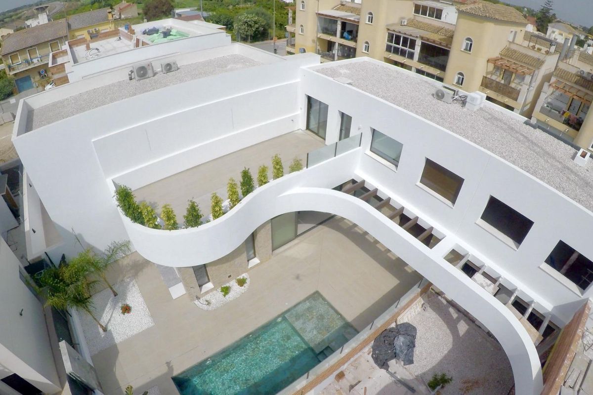Luchtfoto van een moderne 3-slaapkamer townhouse met zwembad en tuin in Almoradi, Costa Blanca.