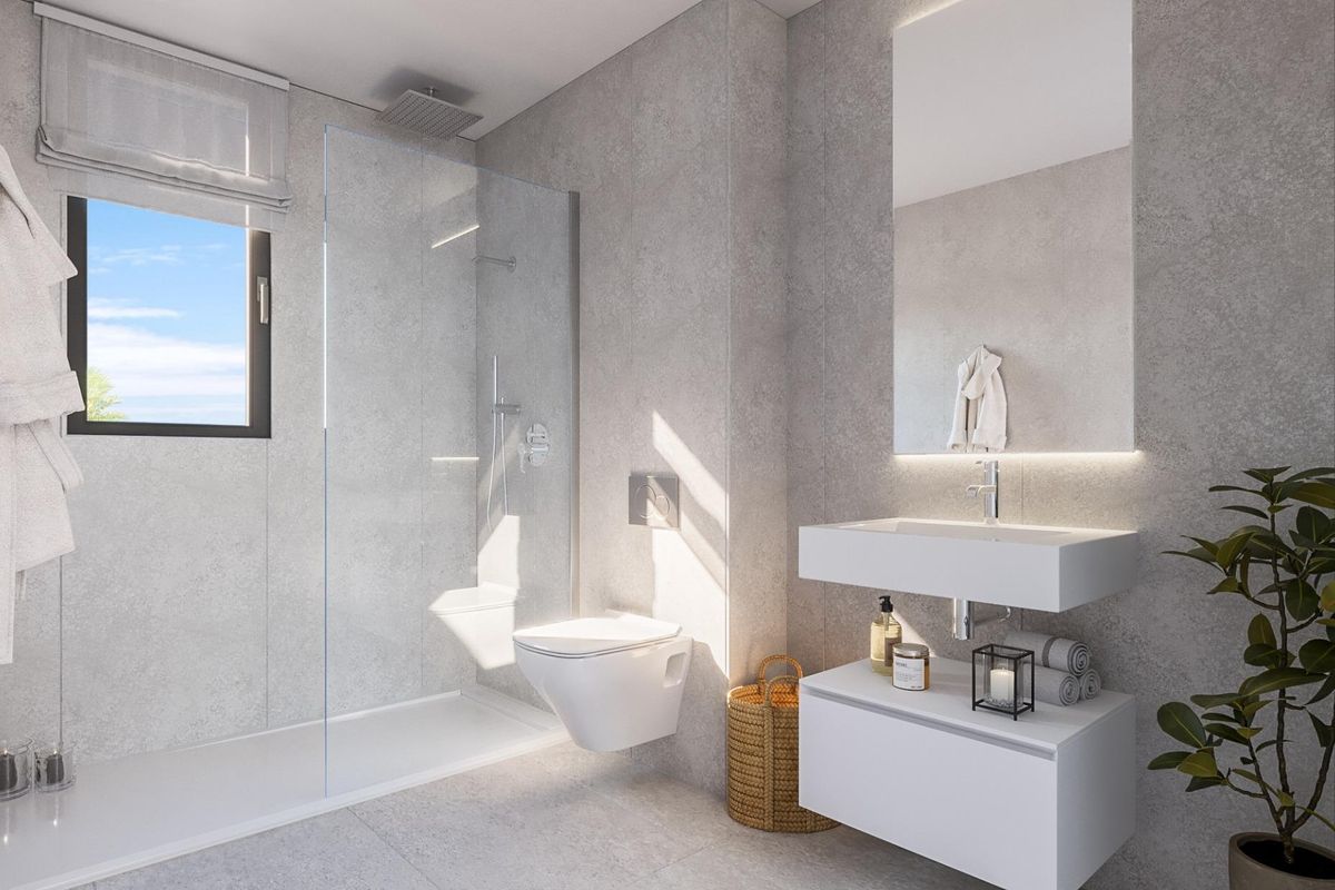 Contemporary badkamer met een glazen douche en stijlvolle afwerking in een penthouse in Marbella.