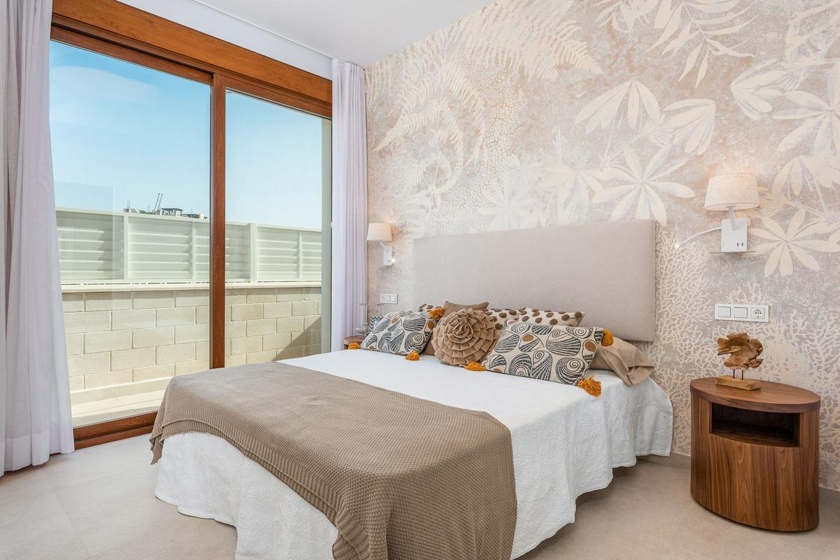 Elegante slaapkamer met bloemenbehang en groot raam in een villa met 3 slaapkamers in Vera, Costa de Almeria.