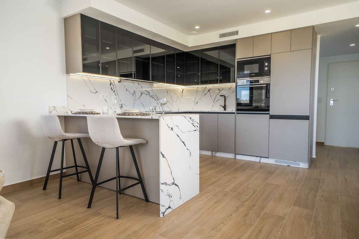 Hedendaagse keukenindeling met elegante design, met kasten en een bar in Algorfa, Costa Blanca Zuid.