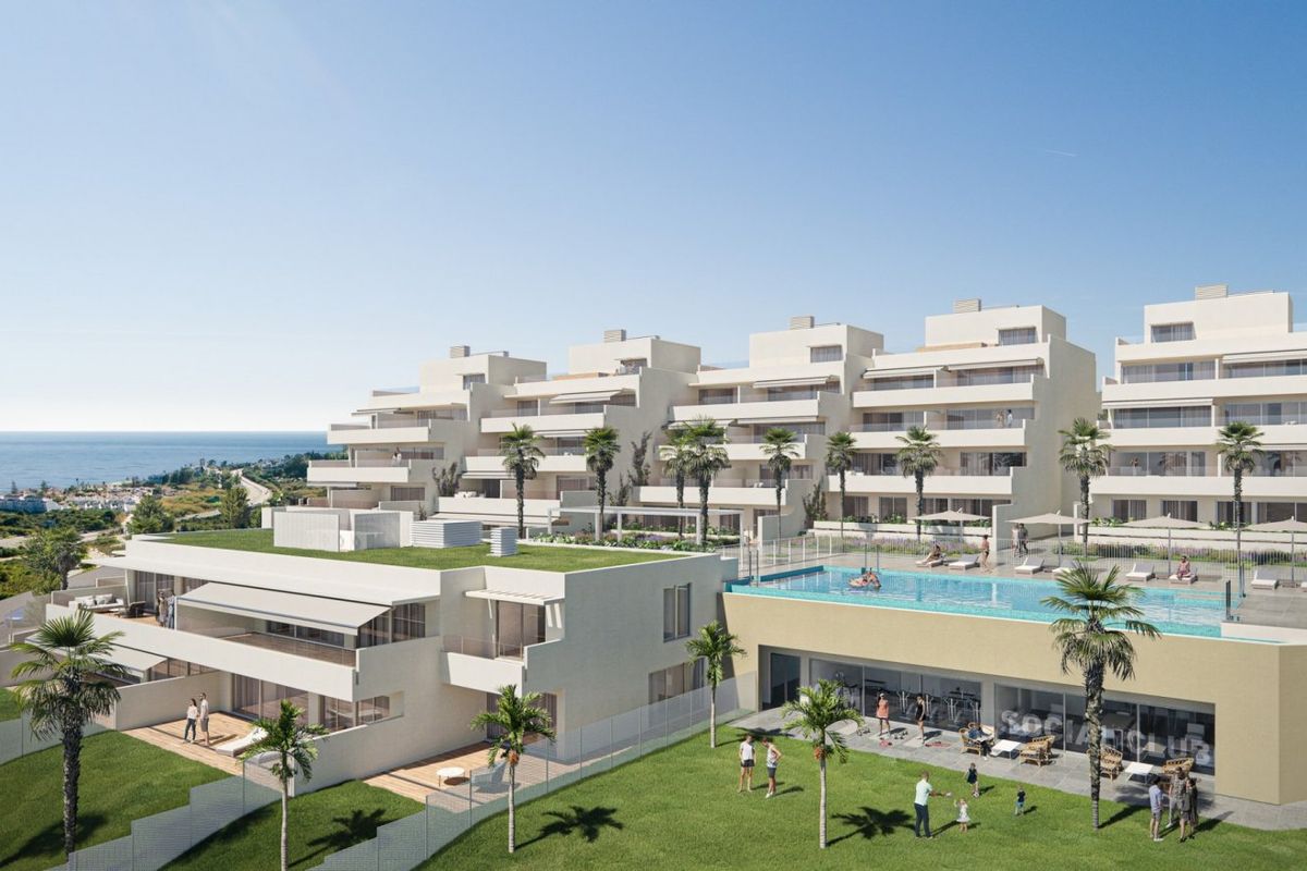 Overzicht van een luxe Estepona appartementencomplex, met het zwembad en aangelegde tuinen.