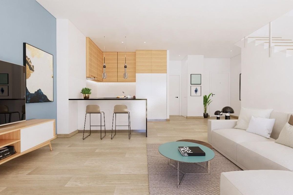 Moderne woonkamer en keuken in een 3-slaapkamer townhouse met een hedendaags design in Los Alcazares.