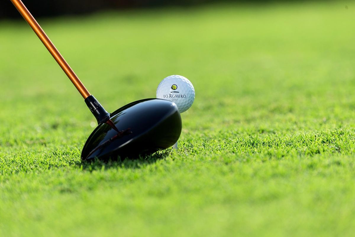Dichtbij van een golfclub die zich voorbereidt om een bal te slaan op de green nabij Pilar de La Horadada, Costa Blanca Zuid.