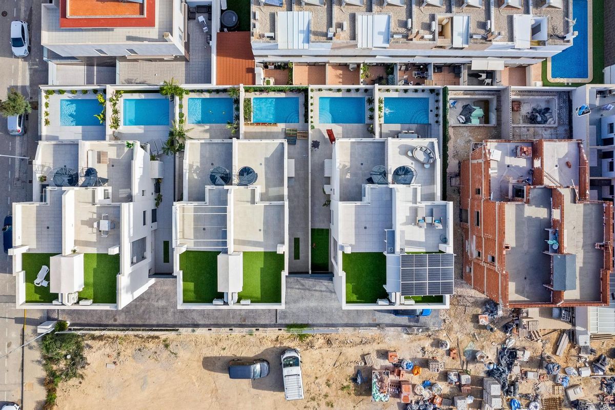 Bovenaanzicht van het stadswoningcomplex met zwembaden en aangelegde gebieden in Guardamar del Segura, Spanje.