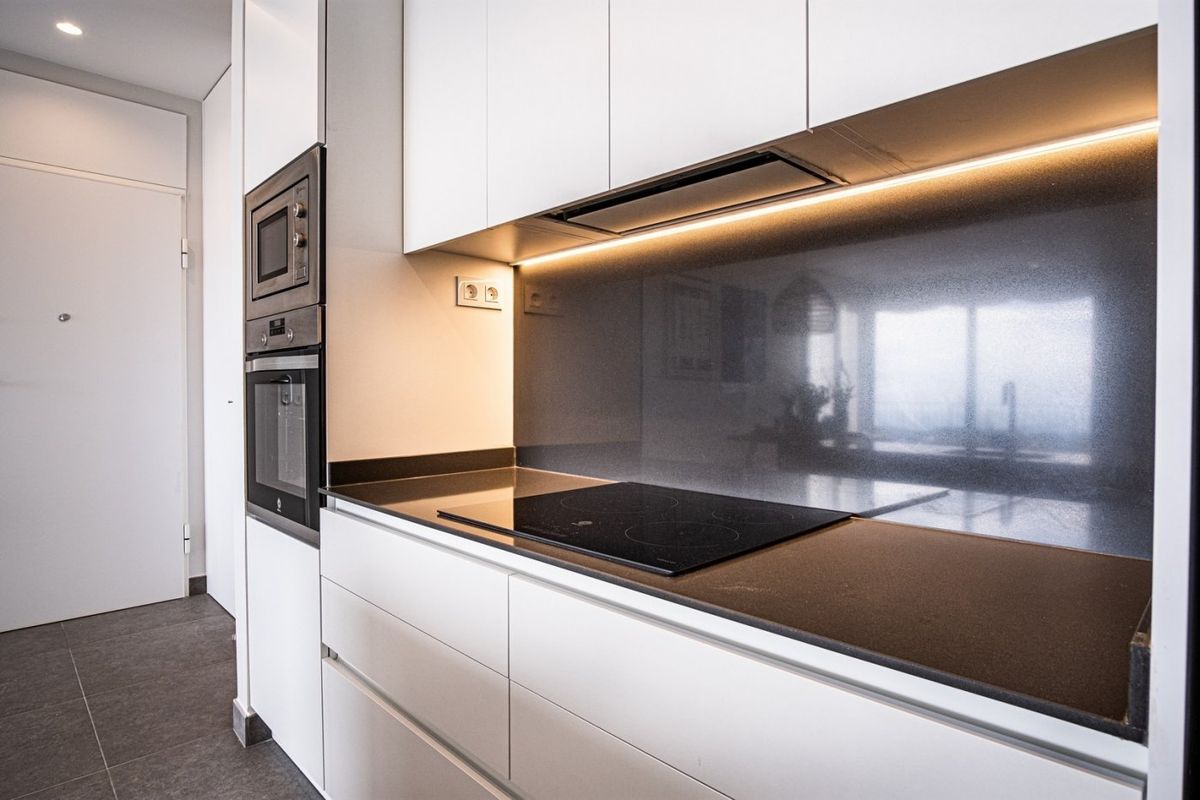 Strak keukenontwerp met moderne apparaten, onderdeel van een 3-slaapkamer villa in Polop, Costa Blanca Noord, Spanje.