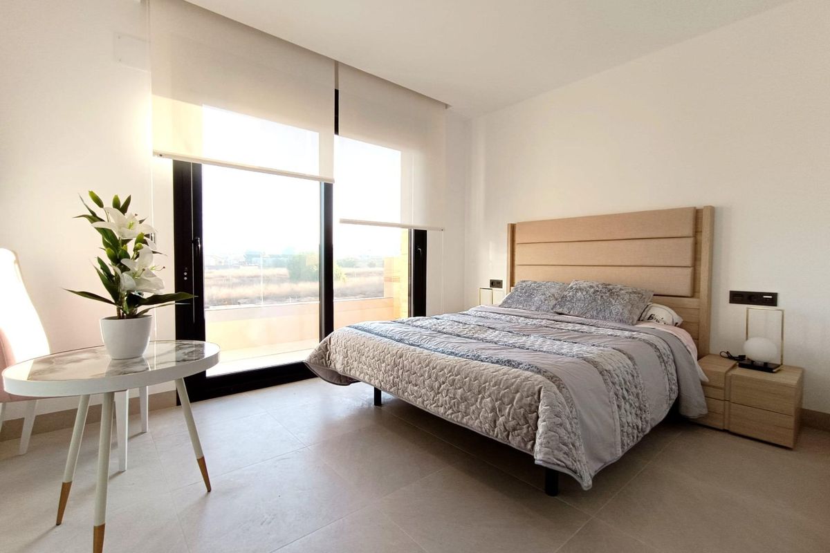 Ruime slaapkamer met en-suite en balkonuitzicht in een moderne eindwoning in Benijofar, Costa Blanca Zuid, Spanje.