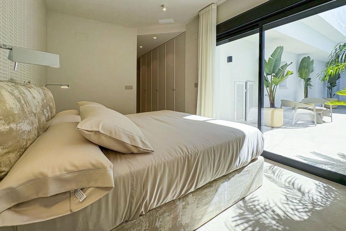 Serene master slaapkamer met directe toegang tot een buitenruimte in Rojales, Costa Blanca Zuid.