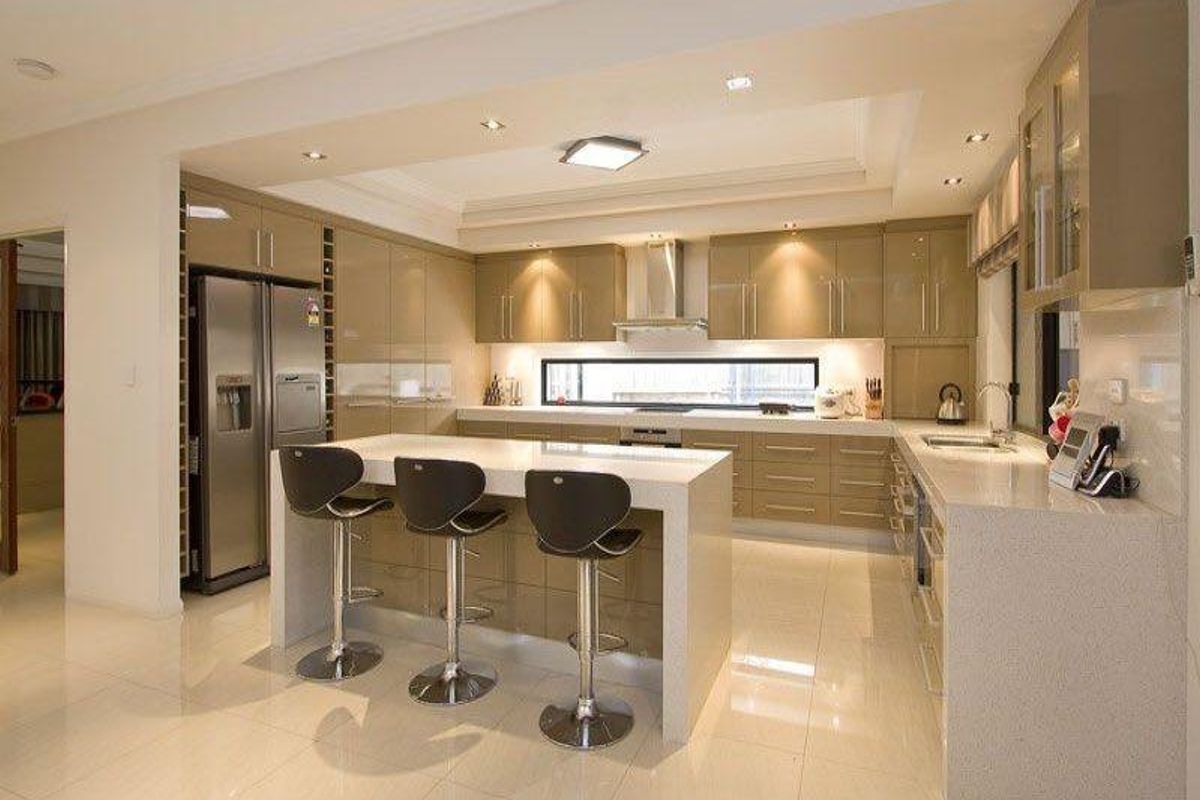 Heldere, moderne keuken met strakke kasten en eiland in deze villa met 3 slaapkamers in Pinoso, Costa Blanca South.