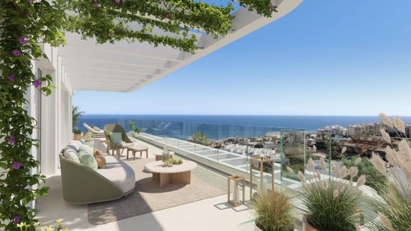 Prachtig terras met comfortabele zitplaatsen en uitzicht op de oceaan in een 3-slaapkamer penthouse in Mijas, Costa del Sol.