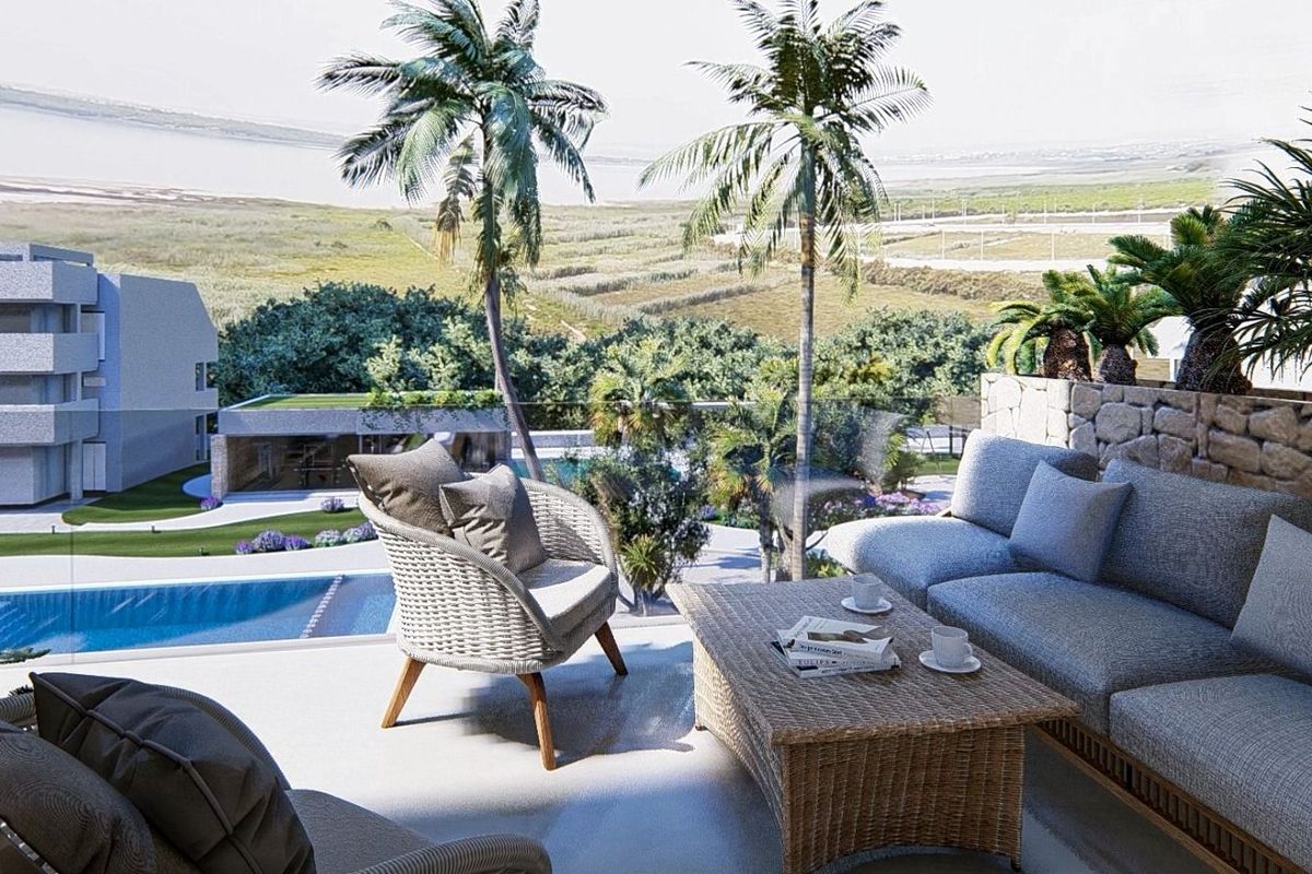 Pittoreske terras met zitplaatsen en uitzicht op weelderig groen in Guardamar del Segura, ideaal om van het uitzicht te genieten.